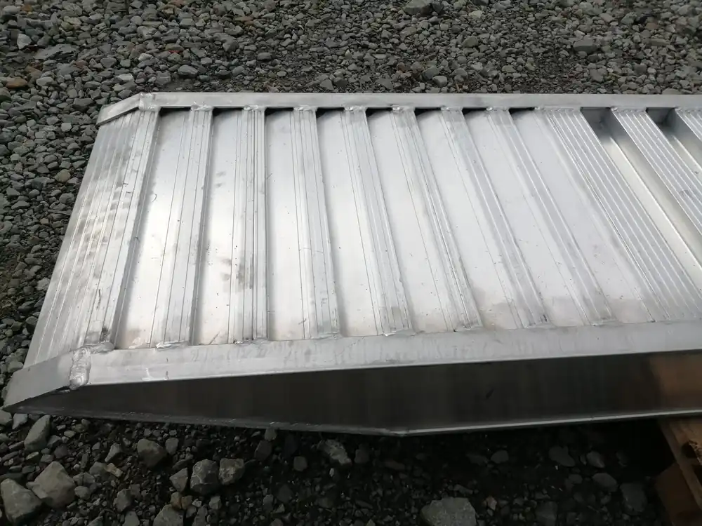 Retur gratuit Rampe de încărcare/descarcare aluminiu 4000 x 562 mm, 7750 kg
